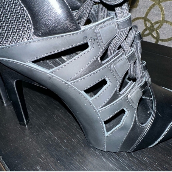 Authentic Louis Vuitton Black Streamline Heels - Picture 11 of 14